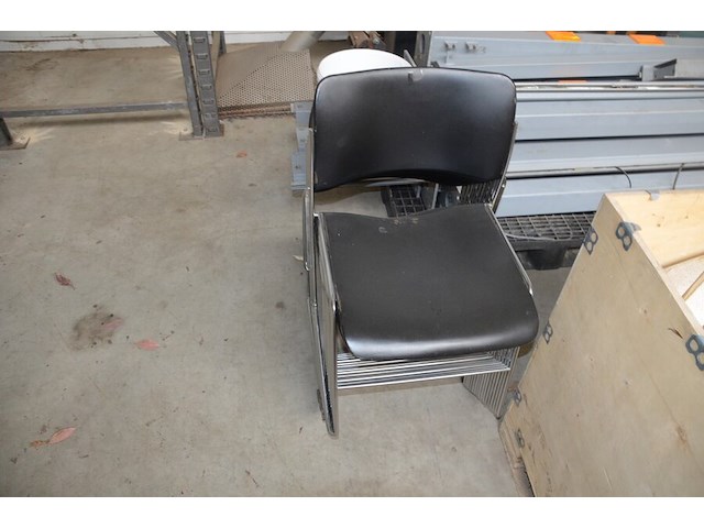 Grijs bureel 3 laden met zwart onderstel (met schade), rond wit staantafeltje, 7 rechthoekige tafels met chroom onderstel, 16 zwart pvc stapelstoelen met chroom onderstel - afbeelding 7 van  12
