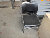 Grijs bureel 3 laden met zwart onderstel (met schade), rond wit staantafeltje, 7 rechthoekige tafels met chroom onderstel, 16 zwart pvc stapelstoelen met chroom onderstel - afbeelding 7 van  12