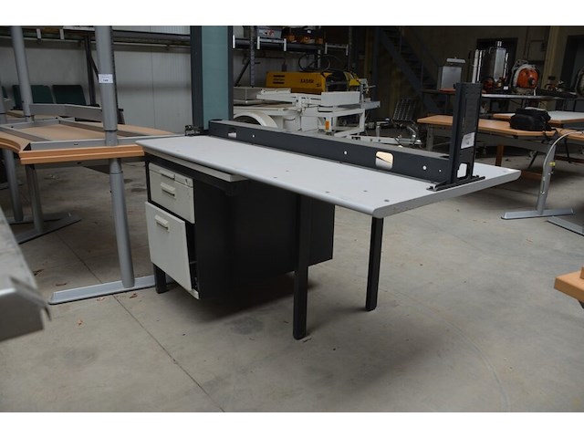 Grijs bureel 3 laden met zwart onderstel (met schade), rond wit staantafeltje, 7 rechthoekige tafels met chroom onderstel, 16 zwart pvc stapelstoelen met chroom onderstel - afbeelding 8 van  12