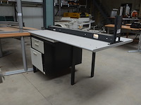 Grijs bureel 3 laden met zwart onderstel (met schade), rond wit staantafeltje, 7 rechthoekige tafels met chroom onderstel, 16 zwart pvc stapelstoelen met chroom onderstel - afbeelding 8 van  12