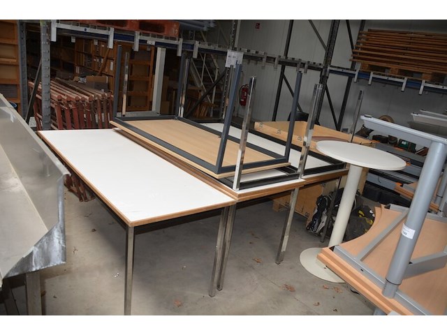 Grijs bureel 3 laden met zwart onderstel (met schade), rond wit staantafeltje, 7 rechthoekige tafels met chroom onderstel, 16 zwart pvc stapelstoelen met chroom onderstel - afbeelding 9 van  12