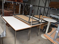Grijs bureel 3 laden met zwart onderstel (met schade), rond wit staantafeltje, 7 rechthoekige tafels met chroom onderstel, 16 zwart pvc stapelstoelen met chroom onderstel - afbeelding 9 van  12