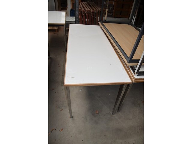 Grijs bureel 3 laden met zwart onderstel (met schade), rond wit staantafeltje, 7 rechthoekige tafels met chroom onderstel, 16 zwart pvc stapelstoelen met chroom onderstel - afbeelding 10 van  12