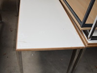 Grijs bureel 3 laden met zwart onderstel (met schade), rond wit staantafeltje, 7 rechthoekige tafels met chroom onderstel, 16 zwart pvc stapelstoelen met chroom onderstel - afbeelding 10 van  12