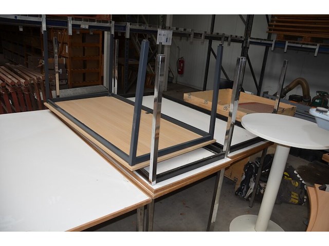 Grijs bureel 3 laden met zwart onderstel (met schade), rond wit staantafeltje, 7 rechthoekige tafels met chroom onderstel, 16 zwart pvc stapelstoelen met chroom onderstel - afbeelding 12 van  12