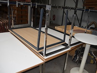 Grijs bureel 3 laden met zwart onderstel (met schade), rond wit staantafeltje, 7 rechthoekige tafels met chroom onderstel, 16 zwart pvc stapelstoelen met chroom onderstel - afbeelding 12 van  12