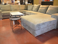 Grijs stoffen u-vormig hoeksalon afm. 350x280, wit rechthoekig salontafeltje, rond zwart bijzettafeltje - afbeelding 2 van  11