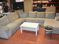 Grijs stoffen u-vormig hoeksalon afm. 350x280, wit rechthoekig salontafeltje, rond zwart bijzettafeltje