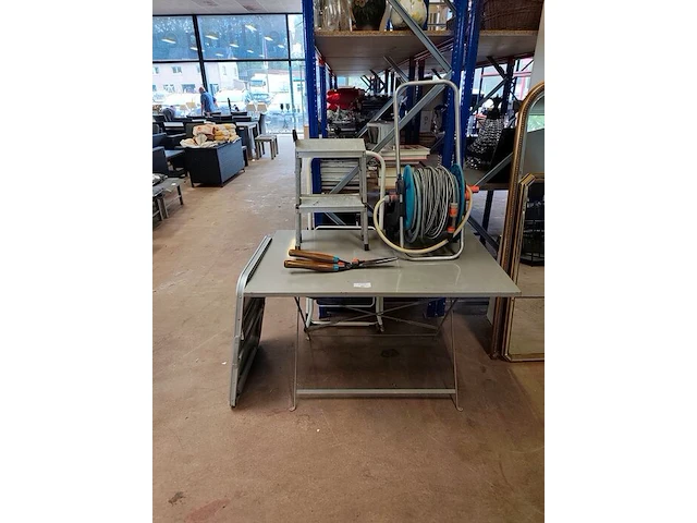 Grijze metalen plooitafel 110x70 cm, opklapbaar kampeertafeltje, snoeischaar, aluminium opstapje met 2 treden, waterslang op haspel gardena, kleine trapladder wit met 2 treden - afbeelding 1 van  8