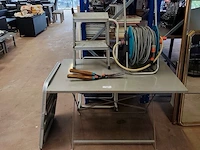 Grijze metalen plooitafel 110x70 cm, opklapbaar kampeertafeltje, snoeischaar, aluminium opstapje met 2 treden, waterslang op haspel gardena, kleine trapladder wit met 2 treden