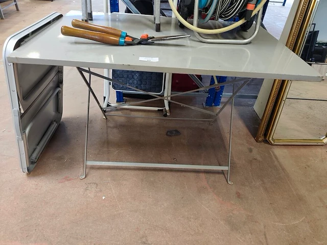 Grijze metalen plooitafel 110x70 cm, opklapbaar kampeertafeltje, snoeischaar, aluminium opstapje met 2 treden, waterslang op haspel gardena, kleine trapladder wit met 2 treden - afbeelding 2 van  8