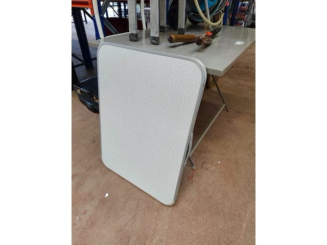 Grijze metalen plooitafel 110x70 cm, opklapbaar kampeertafeltje, snoeischaar, aluminium opstapje met 2 treden, waterslang op haspel gardena, kleine trapladder wit met 2 treden - afbeelding 3 van  8