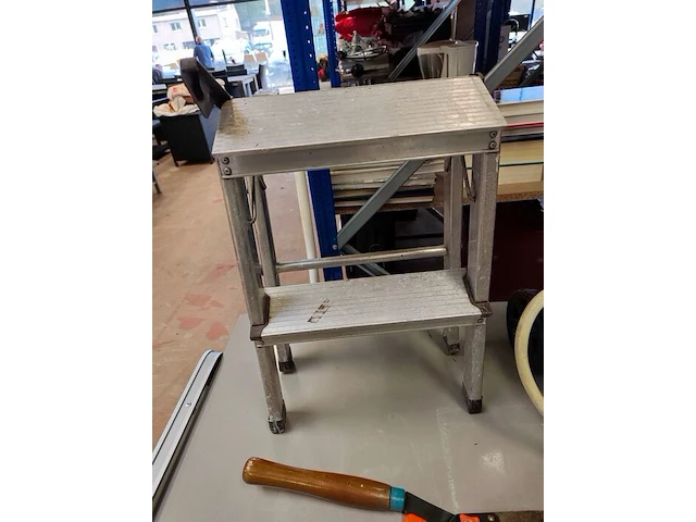 Grijze metalen plooitafel 110x70 cm, opklapbaar kampeertafeltje, snoeischaar, aluminium opstapje met 2 treden, waterslang op haspel gardena, kleine trapladder wit met 2 treden - afbeelding 5 van  8
