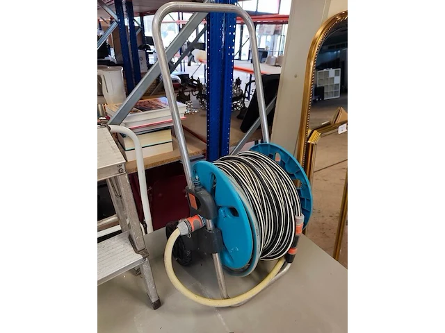 Grijze metalen plooitafel 110x70 cm, opklapbaar kampeertafeltje, snoeischaar, aluminium opstapje met 2 treden, waterslang op haspel gardena, kleine trapladder wit met 2 treden - afbeelding 6 van  8