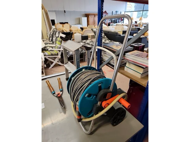 Grijze metalen plooitafel 110x70 cm, opklapbaar kampeertafeltje, snoeischaar, aluminium opstapje met 2 treden, waterslang op haspel gardena, kleine trapladder wit met 2 treden - afbeelding 7 van  8