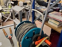 Grijze metalen plooitafel 110x70 cm, opklapbaar kampeertafeltje, snoeischaar, aluminium opstapje met 2 treden, waterslang op haspel gardena, kleine trapladder wit met 2 treden - afbeelding 7 van  8