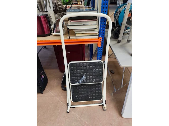 Grijze metalen plooitafel 110x70 cm, opklapbaar kampeertafeltje, snoeischaar, aluminium opstapje met 2 treden, waterslang op haspel gardena, kleine trapladder wit met 2 treden - afbeelding 8 van  8
