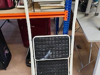 Grijze metalen plooitafel 110x70 cm, opklapbaar kampeertafeltje, snoeischaar, aluminium opstapje met 2 treden, waterslang op haspel gardena, kleine trapladder wit met 2 treden - afbeelding 8 van  8