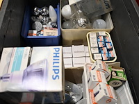 Grijze plastic bak met diverse lampen - afbeelding 2 van  4