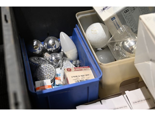 Grijze plastic bak met diverse lampen - afbeelding 3 van  4
