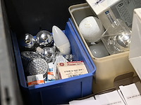 Grijze plastic bak met diverse lampen - afbeelding 3 van  4