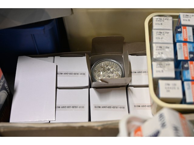 Grijze plastic bak met diverse lampen - afbeelding 4 van  4