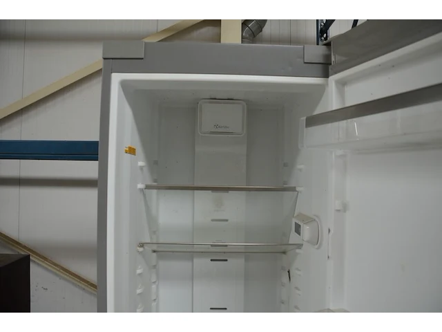 Grijze staande koelkast whirlpool (met schade) re365a (werking onbekend) - afbeelding 7 van  8