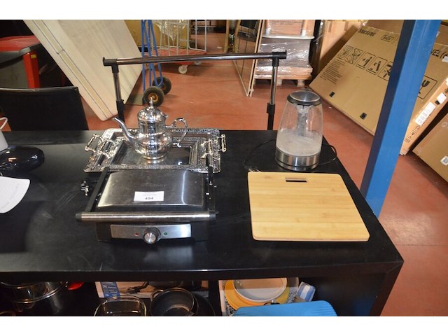 Grill tristar, waterkoker, 2 zilverkleurige dienbladen, zilverkleurige theepot, houten snijplank - afbeelding 1 van  9