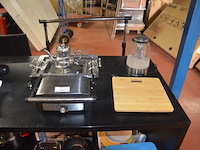 Grill tristar, waterkoker, 2 zilverkleurige dienbladen, zilverkleurige theepot, houten snijplank