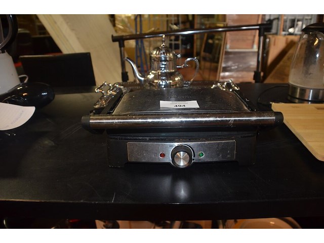 Grill tristar, waterkoker, 2 zilverkleurige dienbladen, zilverkleurige theepot, houten snijplank - afbeelding 2 van  9