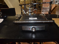 Grill tristar, waterkoker, 2 zilverkleurige dienbladen, zilverkleurige theepot, houten snijplank - afbeelding 2 van  9