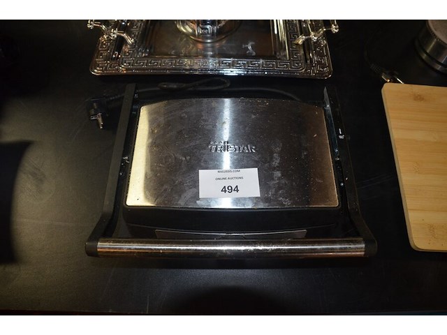 Grill tristar, waterkoker, 2 zilverkleurige dienbladen, zilverkleurige theepot, houten snijplank - afbeelding 4 van  9