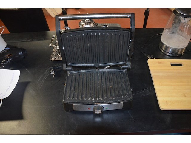 Grill tristar, waterkoker, 2 zilverkleurige dienbladen, zilverkleurige theepot, houten snijplank - afbeelding 5 van  9