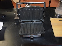 Grill tristar, waterkoker, 2 zilverkleurige dienbladen, zilverkleurige theepot, houten snijplank - afbeelding 5 van  9