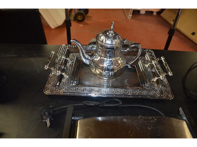 Grill tristar, waterkoker, 2 zilverkleurige dienbladen, zilverkleurige theepot, houten snijplank - afbeelding 6 van  9