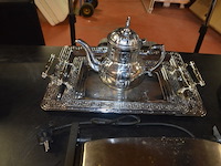 Grill tristar, waterkoker, 2 zilverkleurige dienbladen, zilverkleurige theepot, houten snijplank - afbeelding 6 van  9