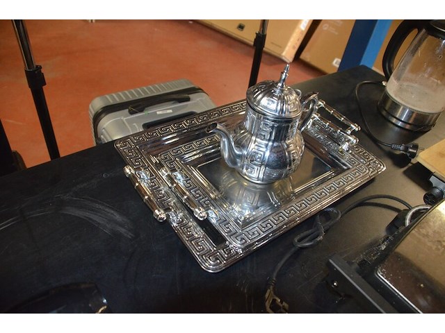 Grill tristar, waterkoker, 2 zilverkleurige dienbladen, zilverkleurige theepot, houten snijplank - afbeelding 7 van  9