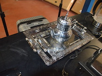 Grill tristar, waterkoker, 2 zilverkleurige dienbladen, zilverkleurige theepot, houten snijplank - afbeelding 7 van  9