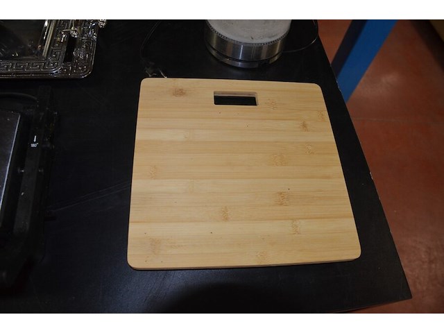 Grill tristar, waterkoker, 2 zilverkleurige dienbladen, zilverkleurige theepot, houten snijplank - afbeelding 8 van  9