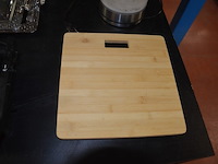 Grill tristar, waterkoker, 2 zilverkleurige dienbladen, zilverkleurige theepot, houten snijplank - afbeelding 8 van  9