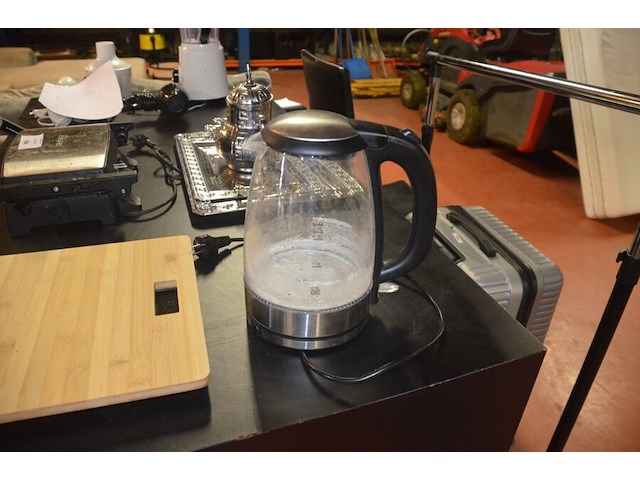 Grill tristar, waterkoker, 2 zilverkleurige dienbladen, zilverkleurige theepot, houten snijplank - afbeelding 9 van  9