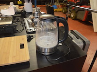 Grill tristar, waterkoker, 2 zilverkleurige dienbladen, zilverkleurige theepot, houten snijplank - afbeelding 9 van  9