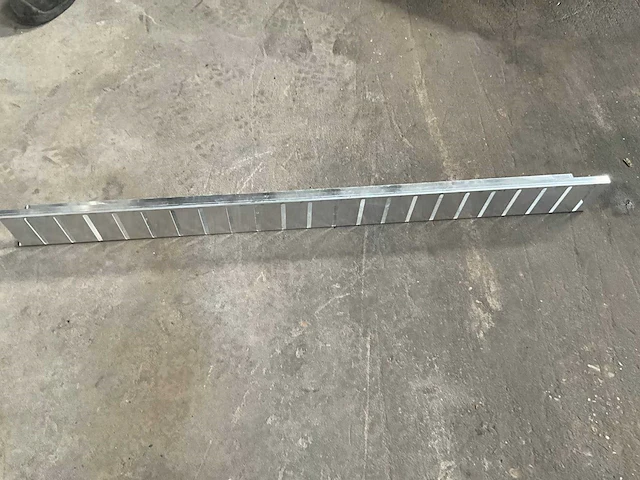 Grindstopper alu dakranden (25 lpm) - afbeelding 1 van  4