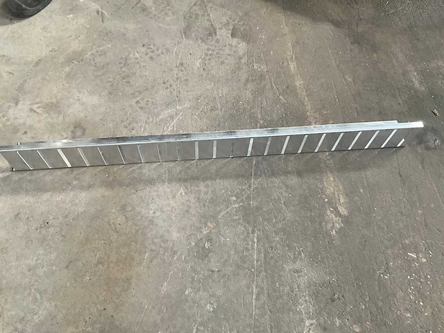 Grindstopper alu dakranden (25 lpm) - afbeelding 1 van  3