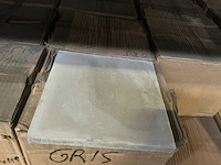 Gris leger partij betontegels - afbeelding 1 van  3