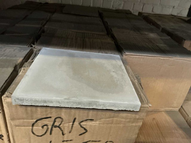 Gris leger partij betontegels - afbeelding 2 van  3