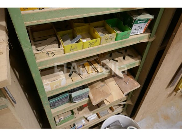 Groenmetalen rekje met inhoud - afbeelding 1 van  5