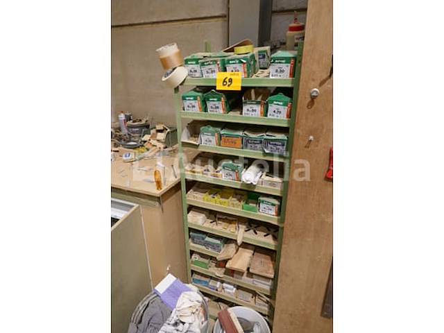 Groenmetalen rekje met inhoud - afbeelding 2 van  5