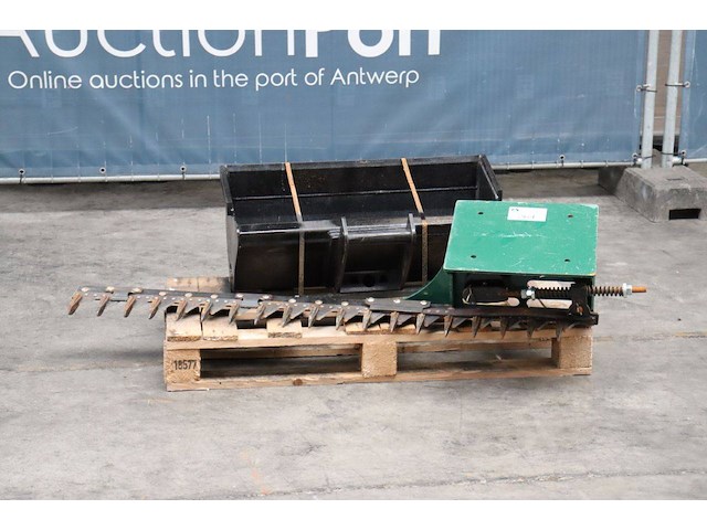 Grondboor met heggenschaar op pallet - afbeelding 1 van  1