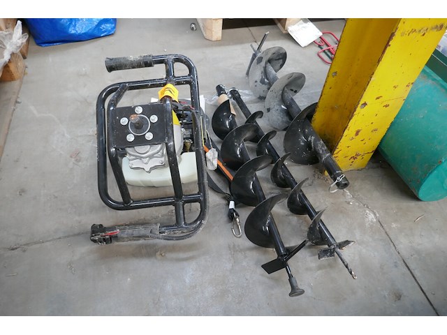 Grondboormachine op benzine powerplus - afbeelding 1 van  5